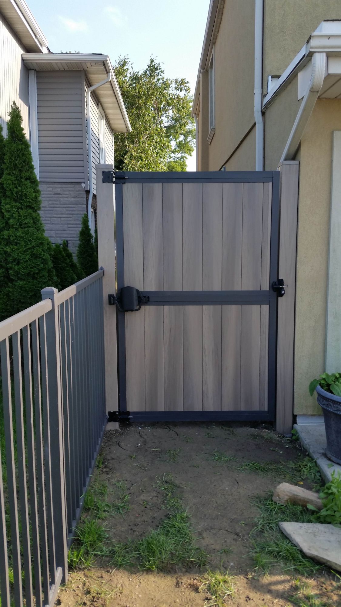 Custom build aluminum gates for a high wind environment. With 2 aluminum frame we used a Kant Slam gate closer to make the experience beautiful.